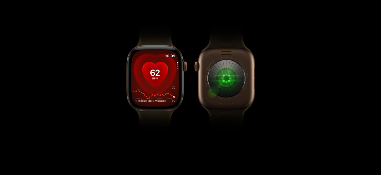 Dois relógios Apple Watch Series 12 com caixa de alumínio bronze-escuro e pulseira esportiva oliva. Um mostra a parte da frente do relógio com o app Batimentos, e o outro mostra a parte de trás com o sistema de sensores de saúde e luzes LED verdes brilhantes