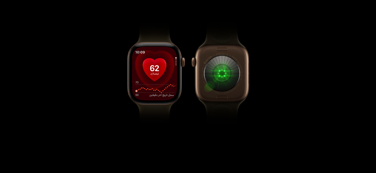 ساعتا Apple Watch Series 12، إطار ألومنيوم، لون برونزي داكن، حزام رياضي زيتي، إحداهما تعرض الجهة الأمامية للساعة مع تطبيق نبض القلب، والأخرى تعرض الجهة الخلفية للساعة مع نظام استشعار الصحة وأضواء LED خضراء متوهجة