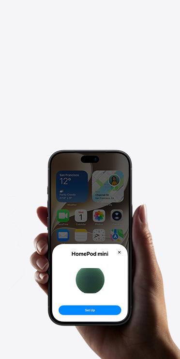มือที่ถือ iPhone แสดงแอปบ้านที่มีการแจ้งเตือนการตั้งค่าอุปกรณ์เสริมสำหรับบ้านอัจฉริยะ