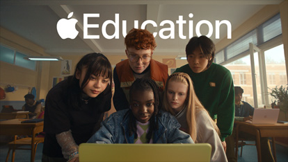Cinco estudiantes colaboran en una MacBook Neo en amarillo cítrico, disfrutan una experiencia de aprendizaje dinámica en el salón de clases